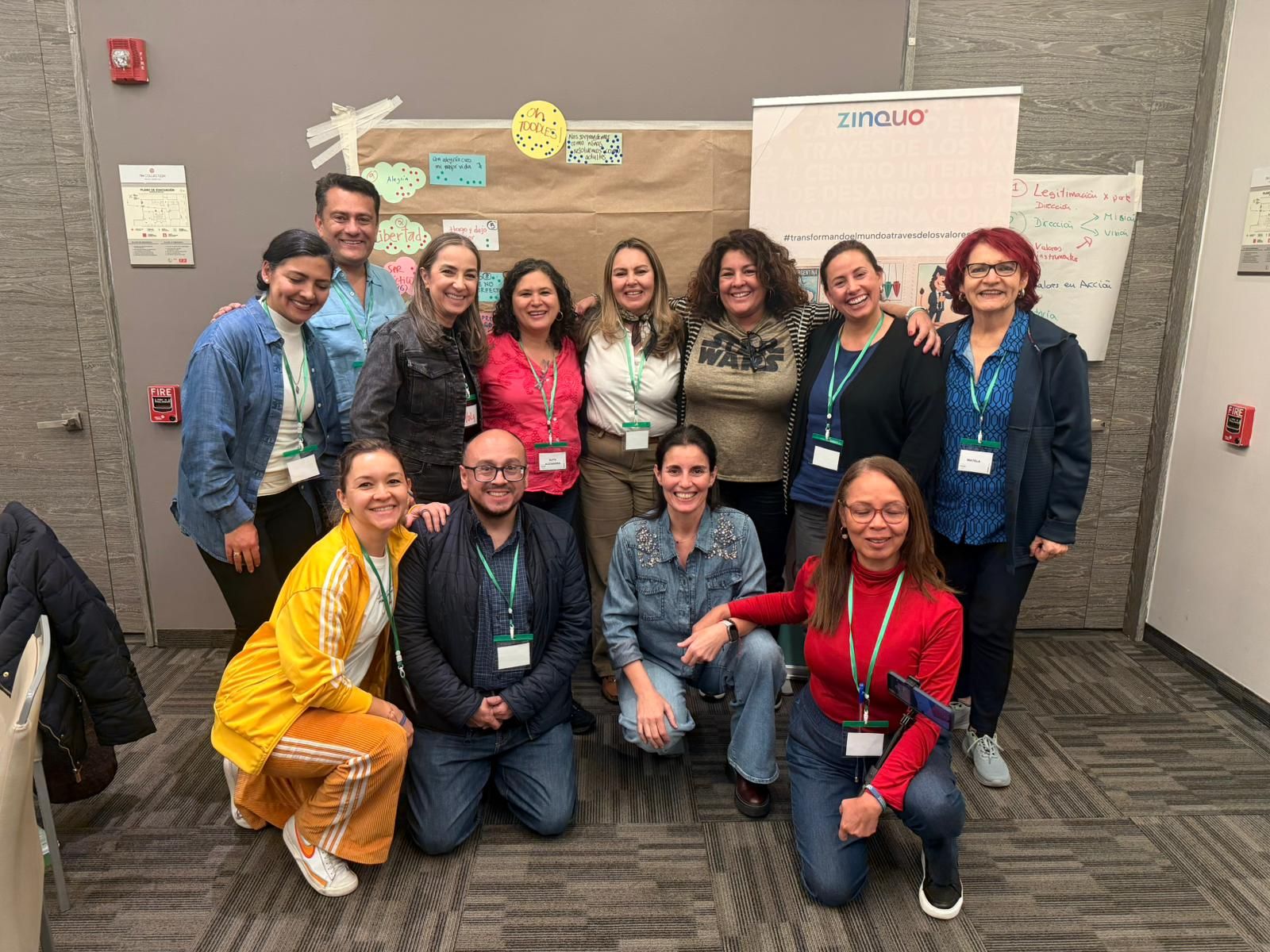 Grupo de participantes sonriendo al cierre de una experiencia sobre valores